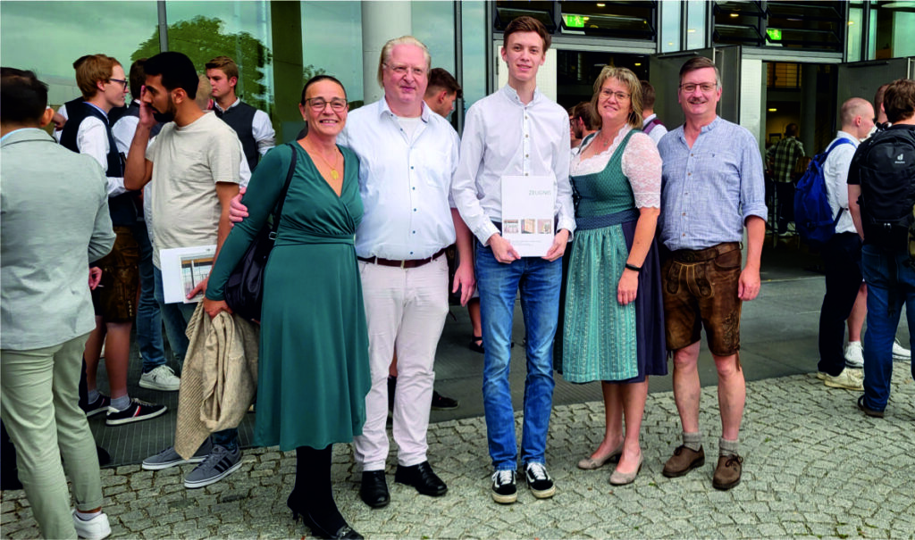 Marco Schwarzbauer schließt Ausbildung erfolgreich ab