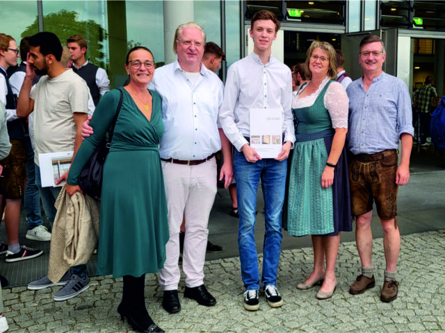 Marco Schwarzbauer schließt Ausbildung erfolgreich ab